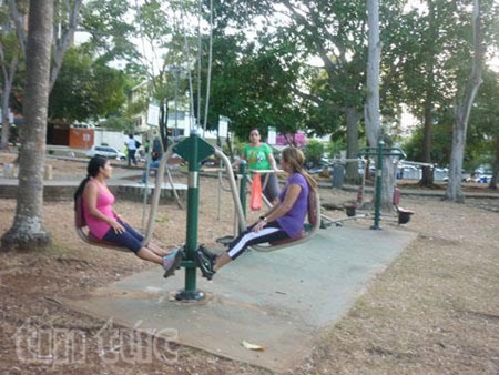 Thiết bị tập luyện miễn phí ở công viên Benito Juarez