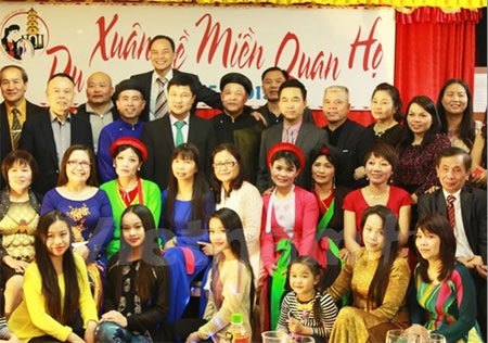 Bảo tồn và phát triển di sản văn hóa Quan họ tại Cộng hòa Séc - 1 Các diễn viên tham gia chương trình ''Du Xuân về miền Quan họ''. (Ảnh: