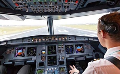 Một phi công trong buồng lái máy bay. (