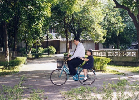 Tiểu thư nhà Tập Cận Bình mang gì từ Harvard về bữa cơm tối? - 1 Cha con Chủ tịch Tập Cận Bình khi Tập Minh Trạch còn nhỏ