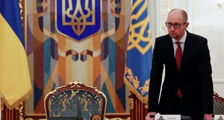 Thủ tướng Ukraine bị yêu cầu từ chức - 1 Thủ tướng Ukraine Arseniy Yatsenyuk tham dự cuộc họp Hội đồng An ninh ở Kiev hôm 4-11-2014