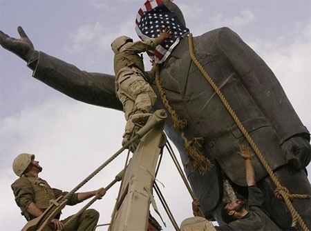 Di sản của Saddam Hussein đã tạo nên Nhà nước Hồi giáo IS? - 1 Lực lượng Mỹ kéo đổ tượng ông Saddam Hussein năm 2003 (Nguồn: