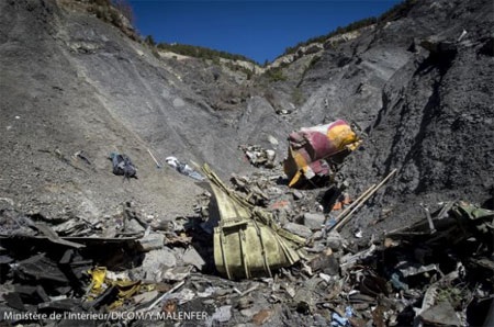 Hãng Lufthansa không được yêu cầu báo cáo hồ sơ bệnh án của cơ phó - 1 Chiếc máy bay Airbus 320 của hãng hàng không Germanwings rơi xuống dãy Alps ở Pháp hôm 24.3