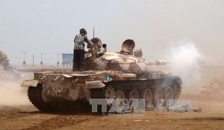 Các tay súng ủng hộ Tổng thống Mansour Hadi giao tranh với phiến quân Houthi tại thành phố Aden. (