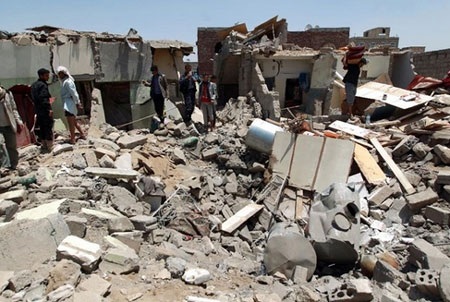 Lực lượng nổi dậy Houthi tại Yemen ra điều kiện hòa đàm - 1 Một ngôi nhà ở gần sân bay Sanaa bị phá hủy sau cuộc không kích của liên quân hôm 31/3. (