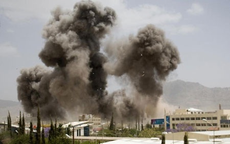 Yemen liệu có trở thành cuộc chiến mới của Mỹ? - 1 Khói bốc lên sau vụ không kích của Saudi Arabia vào một góc phố ở thủ đô Saana, Yemen. (Ảnh: