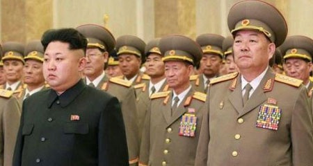 Ông Kim Jong-ul và các tướng lĩnh quân đội. Ông Hyon Yong-chol (