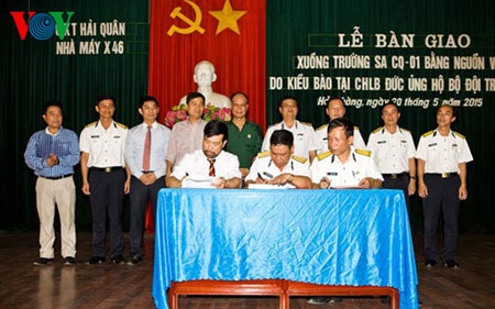Người Việt tại Đức tặng xuồng cao tốc cho quân, dân Trường Sa - 2 Lễ bàn giao tàu CQ cho quân, dân Trường Sa