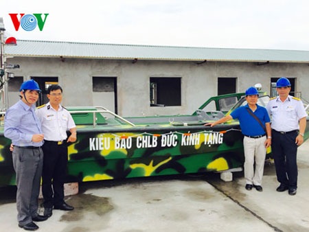 Người Việt tại Đức tặng xuồng cao tốc cho quân, dân Trường Sa - 3 Trước khi bàn giao tàu CQ được kiểm tra chất lượng