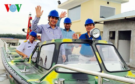 Người Việt tại Đức tặng xuồng cao tốc cho quân, dân Trường Sa - 4 Và tiến hành chạy thử