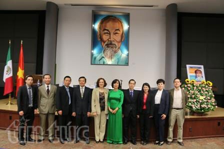 Người Việt khắp nơi trên thế giới mừng ngày sinh Bác Hồ - 1 Đại sứ Lê Linh Lan chụp ảnh chung với lãnh đạo Khoa Kinh tế UNAM. (Ảnh: