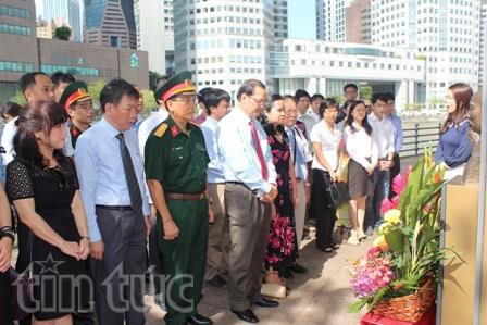 Người Việt khắp nơi trên thế giới mừng ngày sinh Bác Hồ - 2 Đại sứ Lê Linh Lan chụp ảnh chung với lãnh đạo Khoa Kinh tế UNAM. (Ảnh: