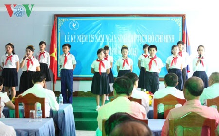 Việt kiều Campuchia kỷ niệm 125 năm sinh nhật Bác - 3 Các cháu học sinh Việt Kiều hát mừng sinh nhật Bác