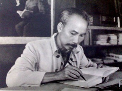 Người Việt kỷ niệm ngày sinh Bác Hồ tại Lào và Cuba - 1 Chủ tịch Hồ Chí Minh