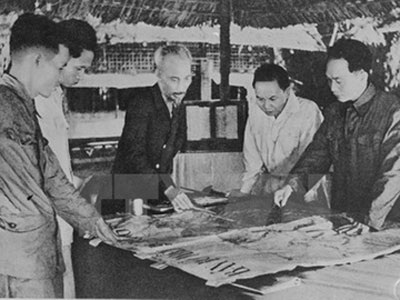 Danh nhân văn hóa kiệt xuất và nhà ngoại giao lỗi lạc Hồ Chí Minh - 1 Chủ tịch Hồ Chí Minh và các đồng chí lãnh đạo Đảng quyết định mở chiến dịch Điện Biên Phủ. (Ảnh: