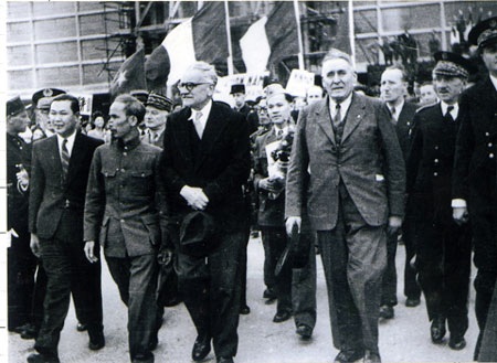 Chủ tịch Hồ Chí Minh tại sân bay Le Bourget, Paris ngày 22/6/1946
