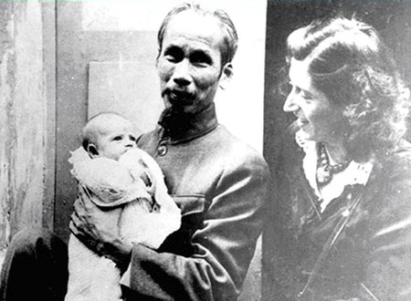 Hồ Chí Minh và phương châm "ngũ tri" với nước lớn - 4 Chủ tịch Hồ Chí Minh bế con gái nuôi Elizabeth bên cạnh bà Lucie Aubrac