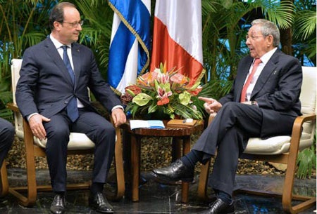 Vì sao nguyên thủ phương Tây "nhanh chân" đến Cuba? - 1 Tổng thống Pháp Francois Hollande và chủ tịch Cuba Raul Castro. (Ảnh:
