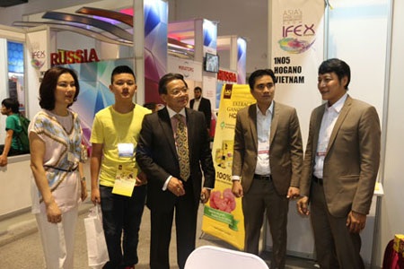 Quảng bá thực phẩm Việt Nam tại Hội chợ Thực phẩm Quốc tế Philippines - 2 Đại sứ Trương Triều Dương thăm gian hàng của doanh nghiệp HOGANO