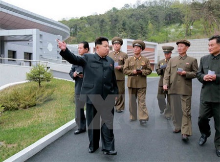 Nhà lãnh đạo Triều Tiên Kim Jong-un thị sát đơn vị quân đội - 1 Nhà lãnh đạo Triều Tiên thăm trung tâm điều khiển vệ tinh mới vào ngày 3/5 vừa qua. (Ảnh: