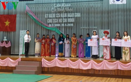 Kiều bào tại Hàn Quốc kỷ niệm 125 năm ngày sinh Bác Hồ - 2 Chương trình văn nghệ của bà con kiều bào kỷ niệm 125 năm ngày sinh của Bác Hồ
