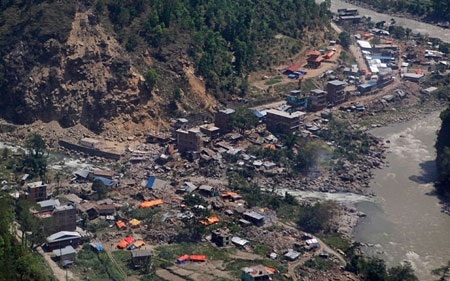 Thủ tướng Nepal cho mượn phi cơ riêng cứu người - 2 Khung cảnh đổ nát tại Charikot nhìn từ máy bay trực thăng. (Ảnh: