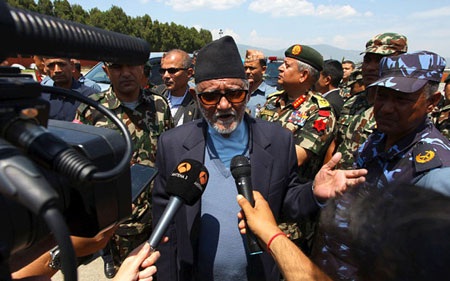 Thủ tướng Nepal cho mượn phi cơ riêng cứu người - 3 Thủ tướng Nepal, ông Sushil Koirala trả lời phỏng vấn báo chí