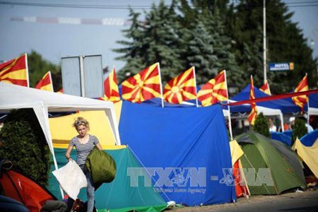 Người biểu tình Macedonia cắm trại bên ngoài tòa nhà Chính phủ ở thủ đô Skopje ngày 20/5. (Ảnh: