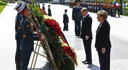 Về chuyến thăm Nga của bà Merkel - 1 Nữ Thủ tướng Merkel và Tổng thống Putin đặt vòng hoa tại Mộ các liệt sĩ vô danh