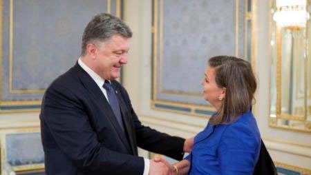 Tổng thống Ucraina Poroshenko gặp Trợ lý ngoại trưởng Mỹ Victoria Nuland hôm 15-5. (Ảnh: