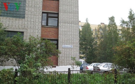 Phố Hồ Chí Minh tại St. Petersburg (Nga) - 3 Biển ghi tên phố Hồ Chí Minh được gắn trên một tòa nhà lớn trên phố