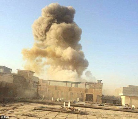Ramadi thất thủ phơi bày lỗ hổng chiến lược của Mỹ - 1 Những cột khói lớn bốc lên trong trận giao tranh.