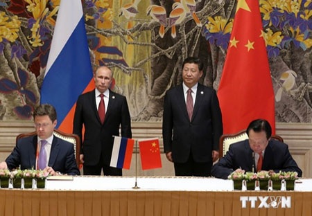 Nga - Trung: Từ khí đốt đến liên minh chiến lược? - 1 Lễ ký hợp đồng khí đốt giữa Gazprom và CNPC tại Thượng Hải. (Ảnh: