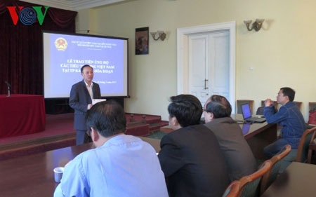 ĐSQ Nga trao tiền hỗ trợ Việt kiều thiệt hại do cháy chợ ở Kazan - 1 ĐSQ Nga trao tiền hỗ trợ Việt kiều thiệt hại do cháy chợ ở Kazan