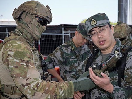Australia đứng về Mỹ hay Trung Quốc nếu xảy ra xung đột ở Biển Đông? - 3 Quân đội Australia và Trung Quốc trong một cuộc tập trận. (Ảnh: