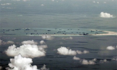 Trung Quốc hứa sẽ sớm hoàn tất COC ở Biển Đông với ASEAN - 1 Tàu Trung Quốc cải tạo đất trái phép trên một rạn san hô ở Biển Đông