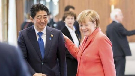 Nga vạ lây tại G7 vì Trung Quốc? - 1 Thủ tướng Nhật Bản Shinzo Abe với người đồng cấp Đức Angela Merkel tại Hội nghị thượng đỉnh G7