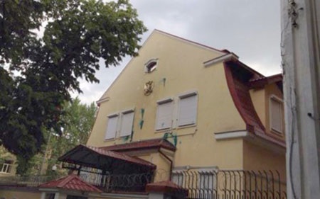 Nga - Ukraine đấu khẩu ngoại giao sau vụ tấn công 2 Đại sứ quán - 1 Trước đó, những kẻ lạ mặt đã ném trứng và sơn lên tường tòa nhà Lãnh sự quán Nga ở Kharkov. (Ảnh: