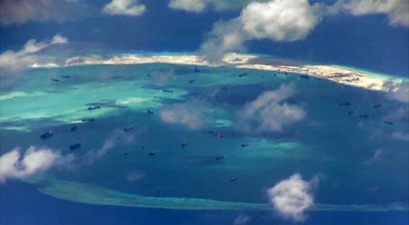 Các tàu thuyền của Trung Quốc tại một khu vực bồi đắp trái phép ở Biển Đông. (Ảnh: