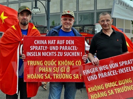 Truyền thông quốc tế đưa tin biểu tình ở Berlin phản đối Trung Quốc - 3 Bạn bè quốc tế cũng tham míttinh ủng hộ Việt Nam