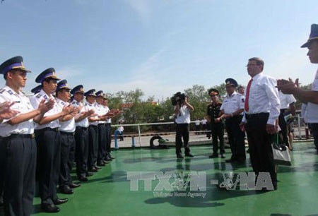 Bộ trưởng Quốc phòng Mỹ Ashton Carter thăm cán bộ chiến sỹ Tàu cảnh sát biển 8003. (Ảnh: