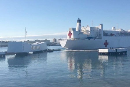 Đài tưởng niệm ở Trân Châu Cảng bị tàu hải quân Mỹ đâm trúng - 1 Tàu USNS Mercy tiến sát đài tưởng niệm