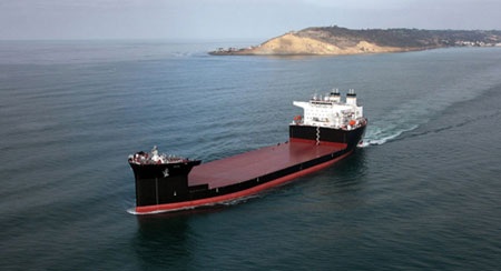 Biển Đông căng thẳng, Mỹ-Trung chạy đua phát triển "căn cứ nổi" - 1 Tàu MLP mang tên USNS John Glenn trong quá trình chạy thử nghiệm. (Ảnh: