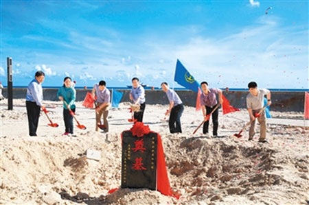 Mỹ quan ngại việc Trung Quốc xây hải đăng trên Biển Đông - 1 Lễ khởi công 2 ngọn hải đăng trái phép ở Trường Sa. (Ảnh: