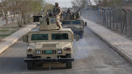 IS làm gì với hàng nghìn xe thiết giáp chiếm được của Mỹ? - 1 Xe thiết giáp Humvee của Mỹ. (Ảnh: