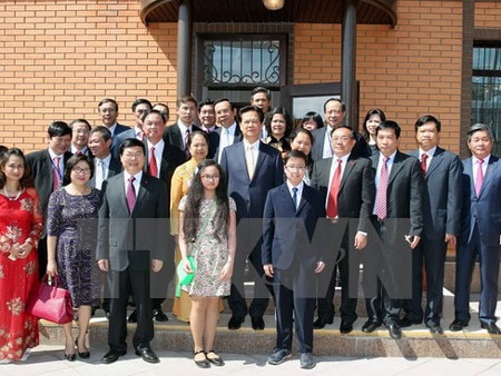 Thủ tướng gặp mặt cộng đồng người Việt Nam tại Kazakhstan - 1 Thủ tướng gặp mặt cộng đồng người Việt Nam tại Kazakhstan