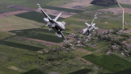 Nội bộ các nước NATO đang “sợ” Nga? - 2 Máy bay F-16 của Na Uy tham gia cuộc tập trận của NATO ở Litva. (Ảnh: