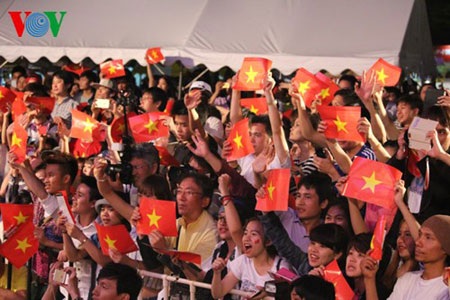 Cộng đồng người Việt Nam ở Nhật Bản giơ cao cờ Tổ quốc