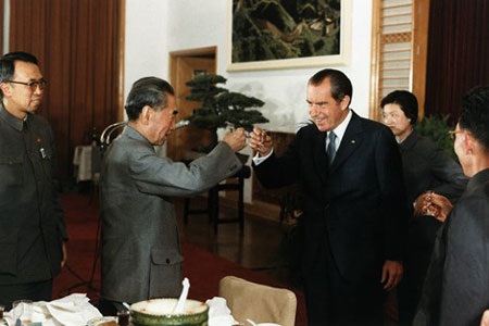 Trung Quốc trỗi dậy: Nixon cũng không ngờ - 1 Tổng thống Nixon và chủ tịch TQ Chu Ân Lai. (Ảnh: