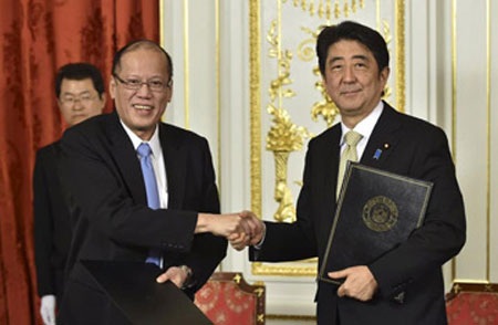 Philippines - Nhật Bản: Xích lại gần nhau - 1 Tổng thống Philippines Benigno Aquino (trái) và Thủ tướng Nhật Shinzo Abe tại Tokyo ngày 4/6